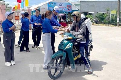 Kỳ thi tốt nghiệp THPT 2026 Vĩnh Long: Gom hàng trăm nghìn chai nước, lo cơm trưa cho sĩ tử
