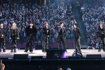 Hơn 900 công chức bị điều động phục vụ concert của BTS, cộng đồng mạng tranh cãi