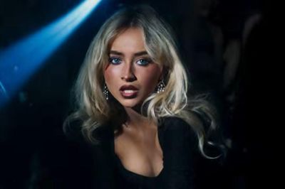 Sabrina Carpenter khoe vẻ quyến rũ với bodysuit xuyên thấu
