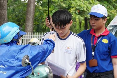 TPHCM: Hơn 142.000 thí sinh 'đội mưa' đến trường làm thủ tục dự thi tốt nghiệp THPT