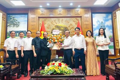 Giám mục Giáo phận Thanh Hóa thăm, chúc mừng Bí thư Tỉnh ủy Lê Đức Thái