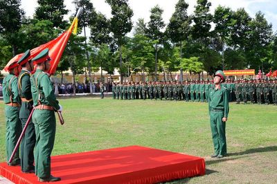 Thiếu tướng Huỳnh Văn Ngon, Phó Chính ủy Quân khu 9 dự lễ tuyên thệ chiến sĩ mới tại Trung đoàn 892