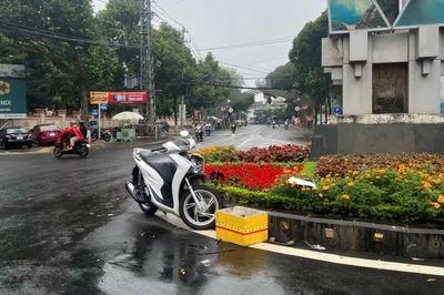 Gia Lai: Tông trực diện vào bùng binh, nam thanh niên đi xe máy tử vong
