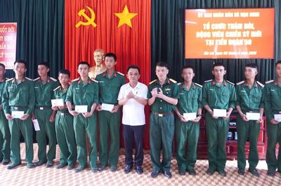 Lãnh đạo xã Vạn Ninh thăm, động viên các chiến sĩ mới