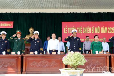 Phó Bí thư Thường trực Tỉnh ủy Hồ Xuân Trường dự Lễ tuyên thệ chiến sĩ mới tại Lữ đoàn 957