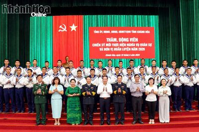 Phó Bí thư Thường trực Tỉnh ủy Hồ Xuân Trường thăm, động viên chiến sĩ mới tỉnh Khánh Hòa