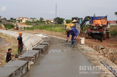 Nước rút kè bờ sông