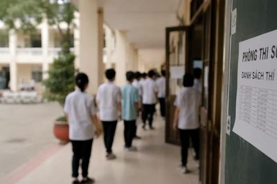 Gửi và nhận đáp án chỉ trong vài giây, công nghệ gian lận trong thi cử nguy hiểm đến mức nào?