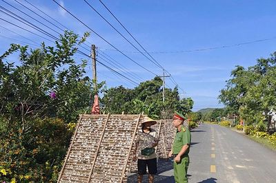 Không để đường giao thông thành sân phơi