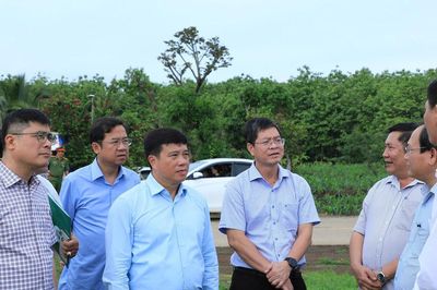 Bí thư Tỉnh ủy Lâm Đồng Y Thanh Hà Niê Kđăm kiểm tra dự án trường liên cấp ở Đắk Wil