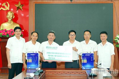 Trao tặng máy tạo ion kiềm tươi cho cán bộ, nhân viên Tòa án nhân dân khu vực 10