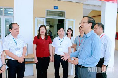 Thứ trưởng Thường trực Bộ Giáo dục và Đào tạo Phạm Ngọc Thưởng kiểm tra công tác chuẩn bị Kỳ thi tốt nghiệp THPT năm 2026 tại Ninh Bình