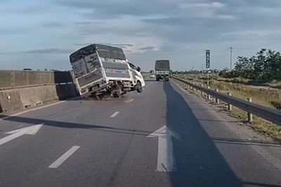 Xe tải loạng choạng giữa cao tốc vì nổ lốp
