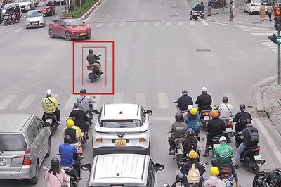Hà Nội: Camera AI liên tục phát hiện xe máy vượt đèn đỏ bất chấp mức phạt cao