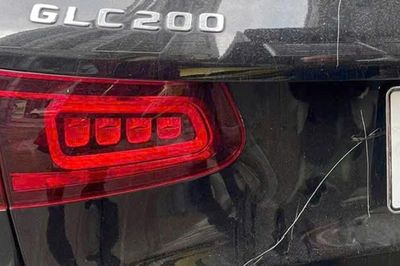 Đề nghị truy tố người phụ nữ đập phá, cào xước xe Mercedes GLC 200 ở Hà Nội