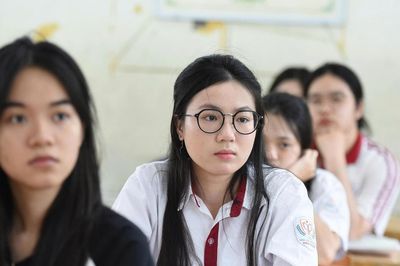 Nụ cười xen lẫn hồi hộp của các sĩ tử trước giờ 'G' thi tốt nghiệp THPT 2026