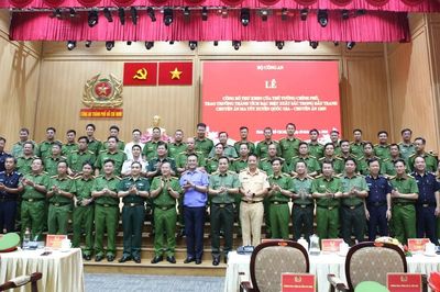 Trao thưởng thành tích xuất sắc triệt phá đường dây ma túy xuyên quốc gia