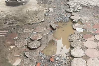 Vỉa hè đường Nguyễn Hoàng không đảm bảo an toàn