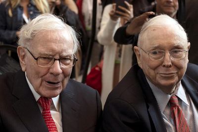 Giải mã khoảng cách tài sản giữa Warren Buffett và Charlie Munger: Sức mạnh của lãi kép và sự kỷ luật