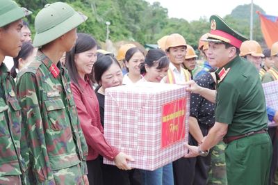 Thượng tướng Trương Thiên Tô, Phó Chủ nhiệm Tổng cục Chính trị thăm, động viên lực lượng tham gia xây dựng các trường phổ thông nội trú liên cấp