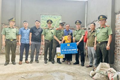 Công an tỉnh thăm, tặng quà hỗ trợ kinh phí xây dựng nhà ở cho hộ gia đình khó khăn