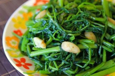 Mẹo xào rau muống xanh ngát, giòn ngon, để lâu không thâm xỉn