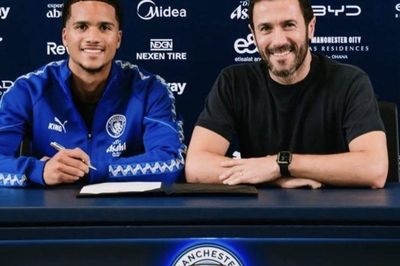 Manchester City giữ chân thần đồng Divine Mukasa