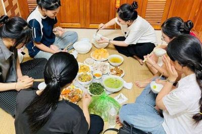 Hành động ấm lòng mùa thi tốt nghiệp THPT: Người phụ nữ ở Hà Nội nấu cơm, đón hơn 70 thí sinh ở miễn phí
