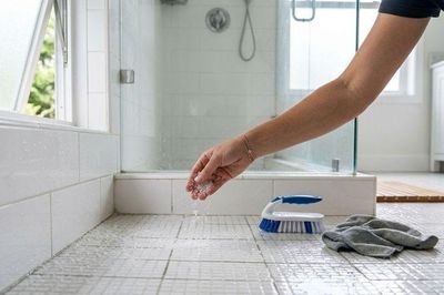 Chỉ rắc một ít muối, góc phòng tắm bẩn lâu ngày sạch bất ngờ