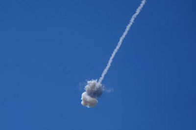 Mỹ tấn công sau vụ trực thăng bị bắn rơi, Iran phóng tên lửa, UAV đáp trả