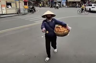Xác minh người bán rong 'chặt chém' khách Tây 430.000 đồng 10 chiếc bánh rán