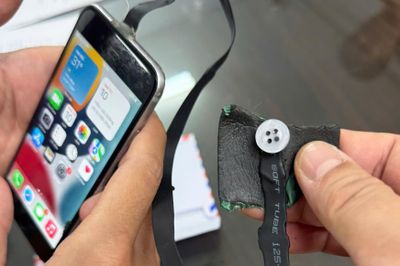 Dùng điện thoại kết nối camera cúc áo và tai nghe siêu nhỏ gian lận thi bằng lái