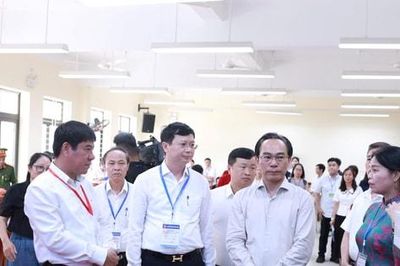 Bộ trưởng Bộ Giáo dục và Đào tạo Hoàng Minh Sơn kiểm tra công tác tổ chức thi tốt nghiệp THPT 2026 tại Hà Nội