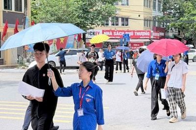 Tuổi trẻ Phú Thượng đồng hành thí sinh vượt 'vũ môn'