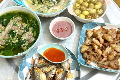 6 mâm cơm gia đình nấu vội sau giờ tan ca khiến cộng đồng thán phục