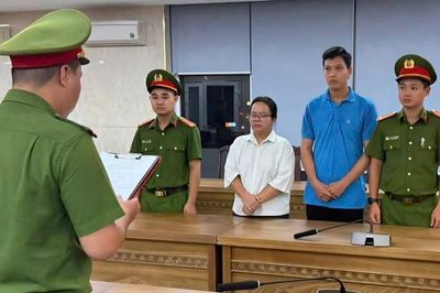 Khởi tố 3 đối tượng kinh doanh sách điện tử trái phép