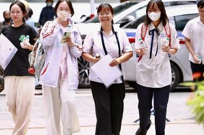Thí sinh rạng rỡ đi làm thủ tục dự thi tốt nghiệp THPT năm 2026