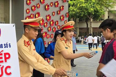 Cảnh sát giao thông Hà Nội đồng hành cùng hơn 127.000 sĩ tử trong ngày thi đầu tiên