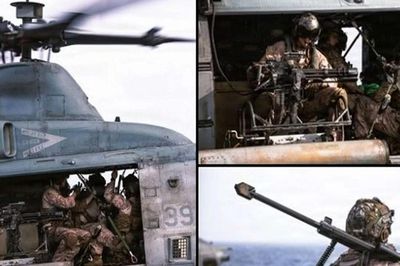 Xạ thủ trực thăng UH-1Y Mỹ luyện bắn tỉa giữa vùng biển Trung Đông