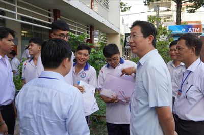 Lãnh đạo Đồng Tháp động viên thí sinh trước giờ thi tốt nghiệp THPT