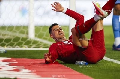 Kỳ lạ đồng đội dọn cỗ liên tục, Ronaldo vẫn không ăn