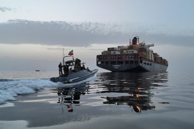 Iran tấn công 18 mục tiêu Mỹ và đóng cửa eo biển Hormuz