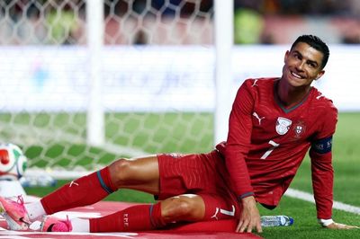 Vẻ mặt Ronaldo nói lên tất cả sau sự cố của Mendes