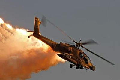 UAV Iran đâm thủng buồng lái Apache, mắc kẹt giữa hai phi công Mỹ