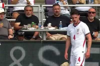 Cảnh 'ăn nhậu' ở trận đấu trước World Cup gây phẫn nộ