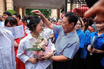 Thí sinh phấn khởi hoàn thành ngày thi đầu tiên kỳ thi tốt nghiệp THPT năm 2026