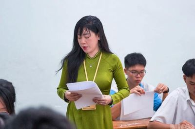 [Ảnh] Thí sinh Thành phố Hồ Chí Minh bước vào môn thi đầu tiên của kỳ thi tốt nghiệp trung học phổ thông 2026