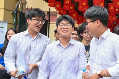 [Ảnh] Thí sinh hoàn thành môn đầu tiên trong kỳ thi tốt nghiệp trung học phổ thông năm 2026