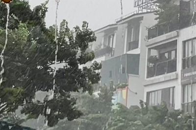 Cảnh báo mưa lớn cục bộ, mưa đá, gió giật mạnh ở Trung Bộ và Nam Bộ
