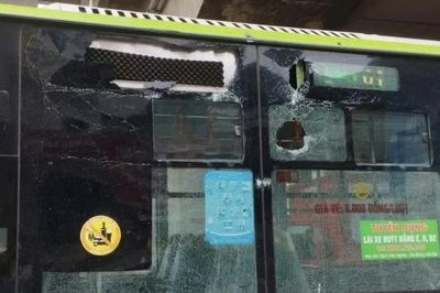 Vật liệu rơi từ ga metro Văn Khê làm vỡ kính xe buýt BRT